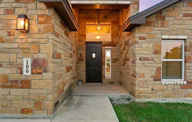 3-bedroom rental at 100 W Short Meadow in Lytle, TX — photo 3