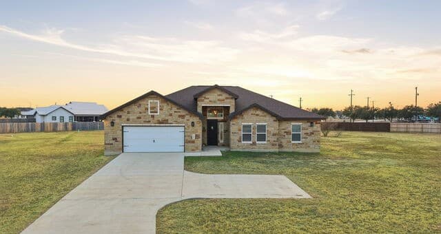 3-bedroom rental at 100 W Short Meadow in Lytle, TX — photo 4