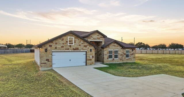 3-bedroom rental at 100 W Short Meadow in Lytle, TX — photo 5