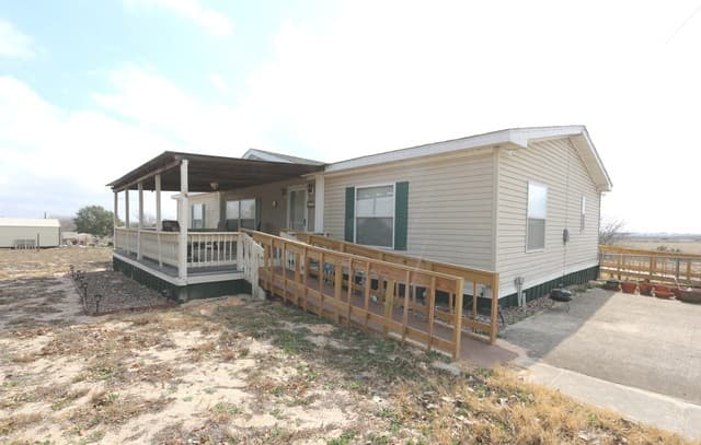 3-bedroom rental at 133 Oak View in La Vernia, TX — photo 2