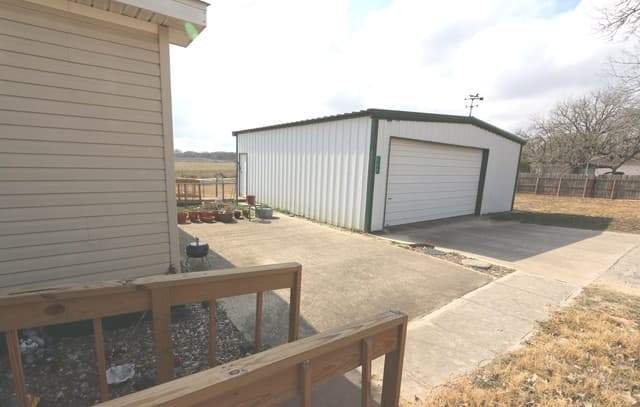 3-bedroom rental at 133 Oak View in La Vernia, TX — photo 3
