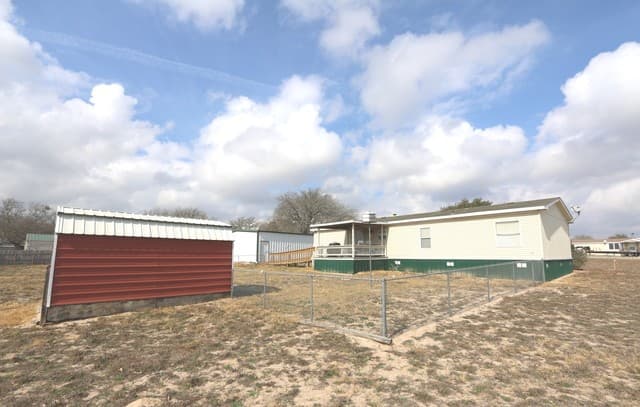 3-bedroom rental at 133 Oak View in La Vernia, TX — photo 5