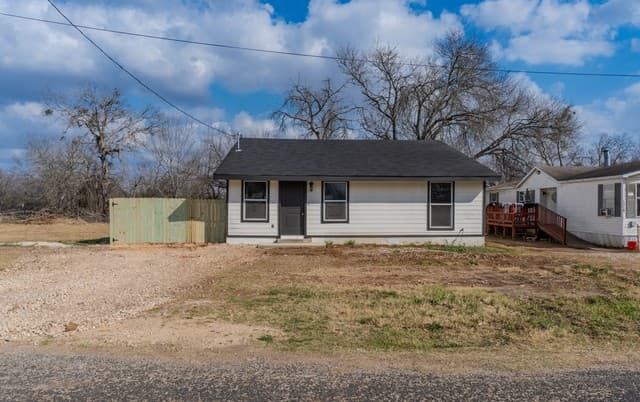 3-bedroom rental at 1214 Hough in Adkins, TX — photo 1