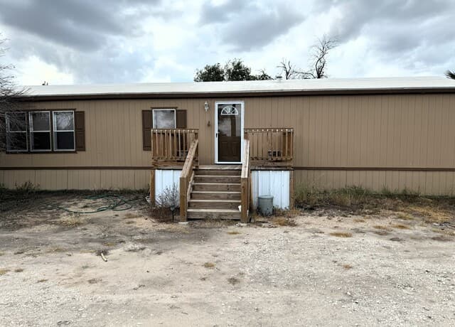 3-bedroom rental at 385 County Road 5719 in Devine, TX — photo 1