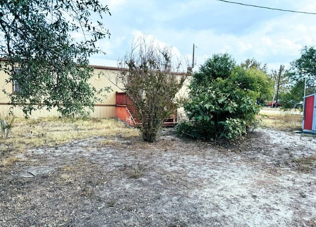 3-bedroom rental at 385 County Road 5719 in Devine, TX — photo 3