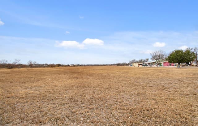 rental at 1140 County Road 6710 in Natalia, TX — photo 1