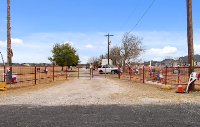 rental at 1140 County Road 6710 in Natalia, TX — photo 2