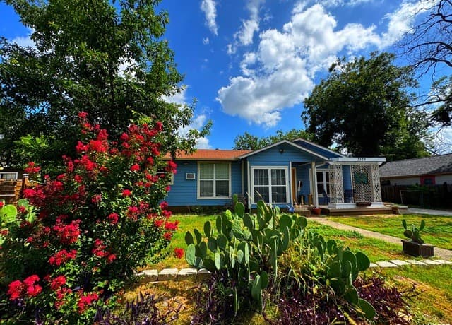 Home for sale at 715 S Trinity St in San Antonio, TX — photo 2