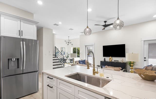 3-bedroom rental at 1021 S Hackberry Unit 202 in San Antonio, TX — photo 5