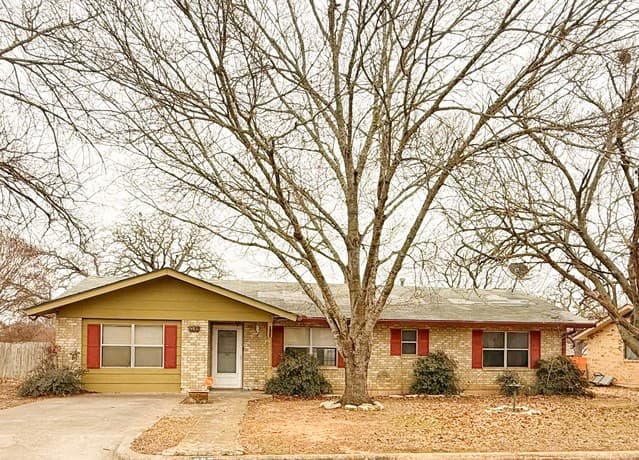 4-bedroom rental at 607 N Bowie in Fredericksburg, TX — photo 1