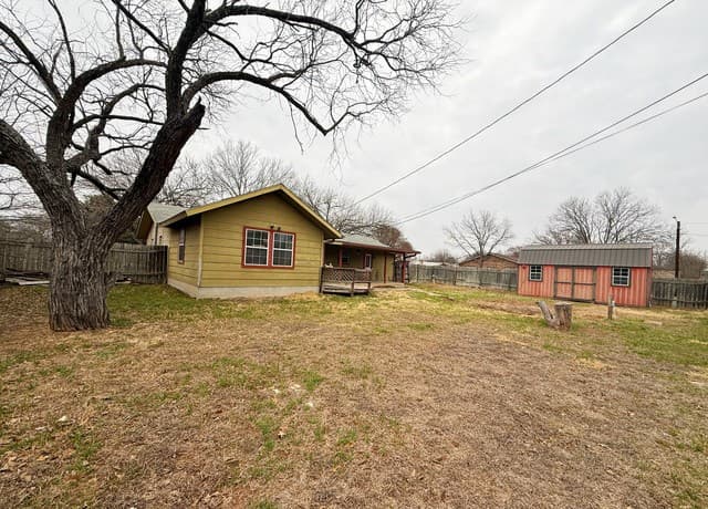 4-bedroom rental at 607 N Bowie in Fredericksburg, TX — photo 2