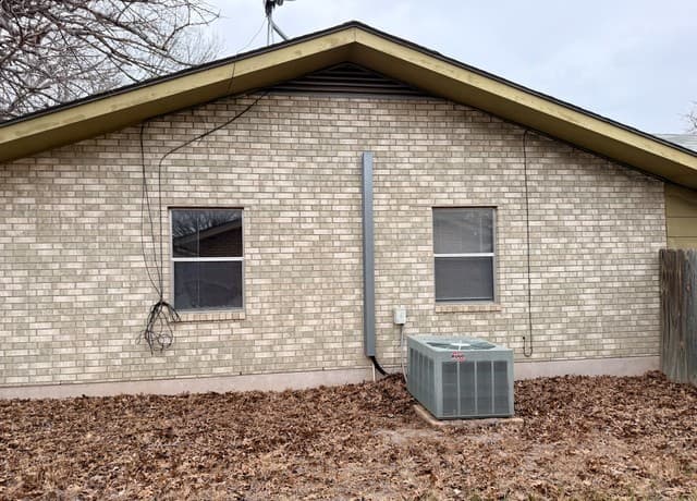 4-bedroom rental at 607 N Bowie in Fredericksburg, TX — photo 4