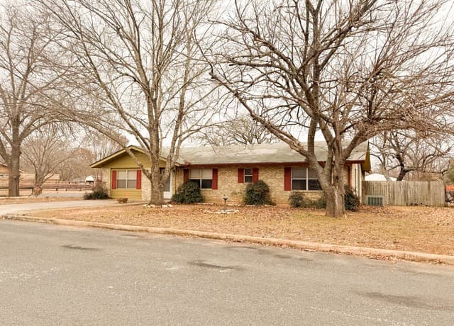 4-bedroom rental at 607 N Bowie in Fredericksburg, TX — photo 5