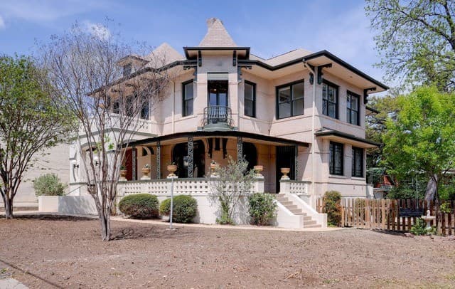 5-bedroom rental at 109 E Woodlawn in San Antonio, TX — photo 1