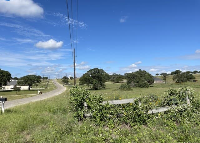 rental at 401 Shady Ln in La Vernia, TX — photo 4