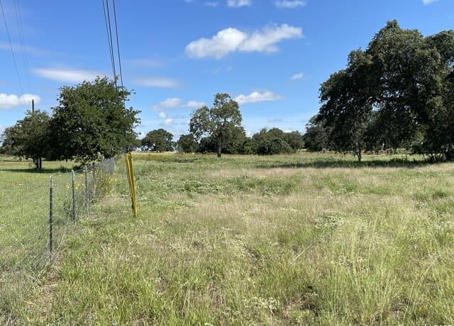 rental at 401 Shady Ln in La Vernia, TX — photo 5