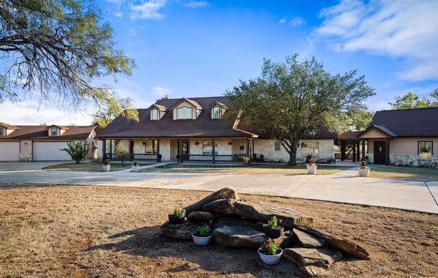 4-bedroom rental at 765 E Loop 1604 in St Hedwig, TX — photo 1