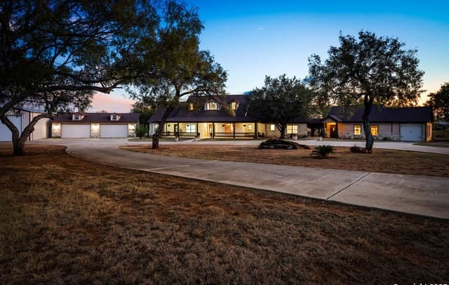 4-bedroom rental at 765 E Loop 1604 in St Hedwig, TX — photo 2