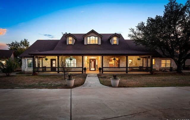 4-bedroom rental at 765 E Loop 1604 in St Hedwig, TX — photo 3