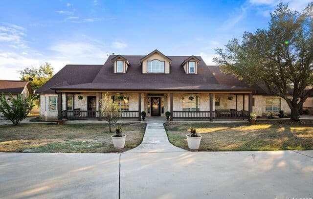 4-bedroom rental at 765 E Loop 1604 in St Hedwig, TX — photo 4