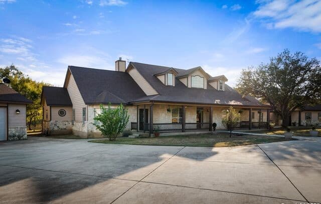 4-bedroom rental at 765 E Loop 1604 in St Hedwig, TX — photo 5