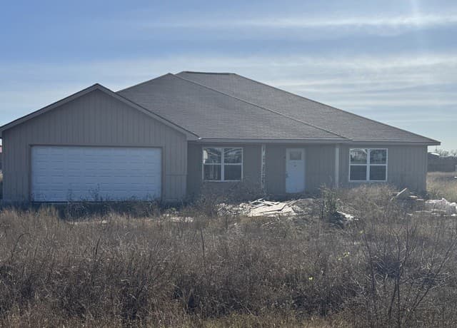 3-bedroom rental at 472 County Road 679 in Natalia, TX — photo 1