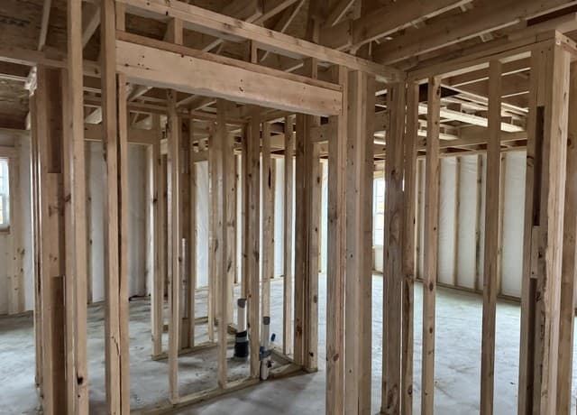3-bedroom rental at 472 County Road 679 in Natalia, TX — photo 4