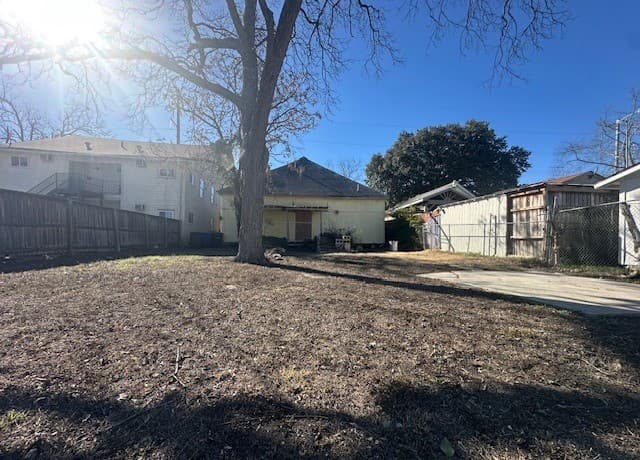 3-bedroom rental at 1107 Burnet in San Antonio, TX — photo 5