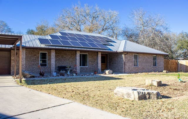 4-bedroom rental at 220 Eagle Nest in Pleasanton, TX — photo 1