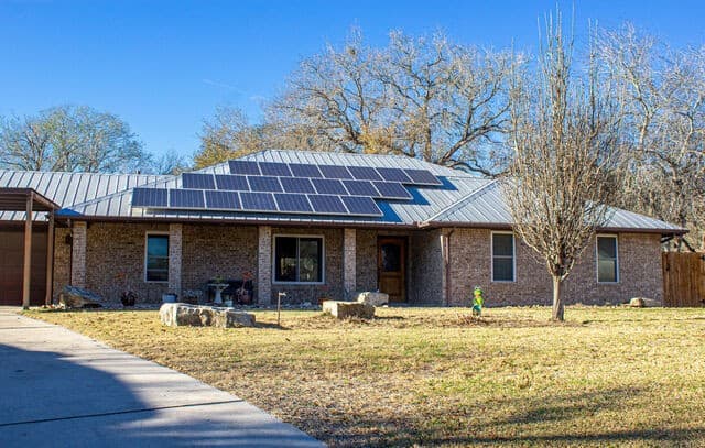 4-bedroom rental at 220 Eagle Nest in Pleasanton, TX — photo 2