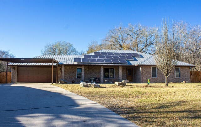 4-bedroom rental at 220 Eagle Nest in Pleasanton, TX — photo 3