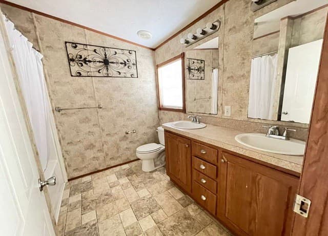3-bedroom rental at 311 E Frio St in Dilley, TX — photo 4