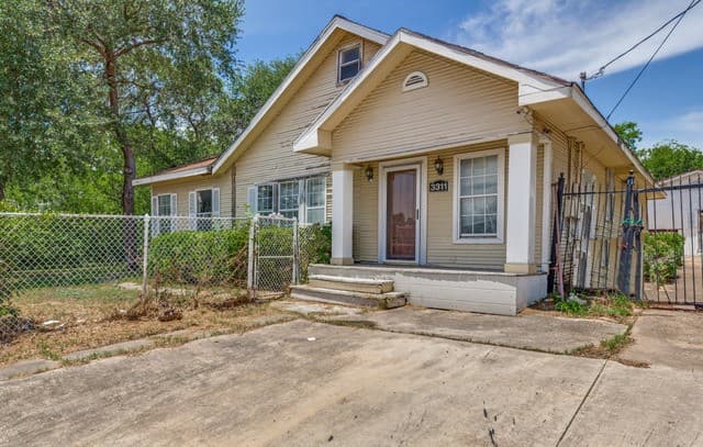 3-bedroom rental at 1503 Chihuahua in San Antonio, TX — photo 2