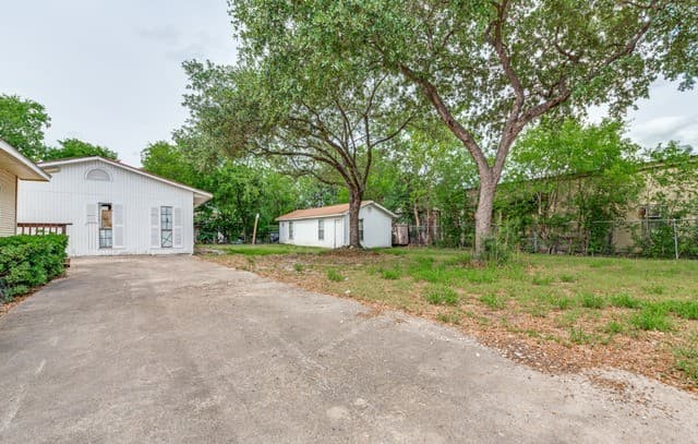 3-bedroom rental at 1503 Chihuahua in San Antonio, TX — photo 3