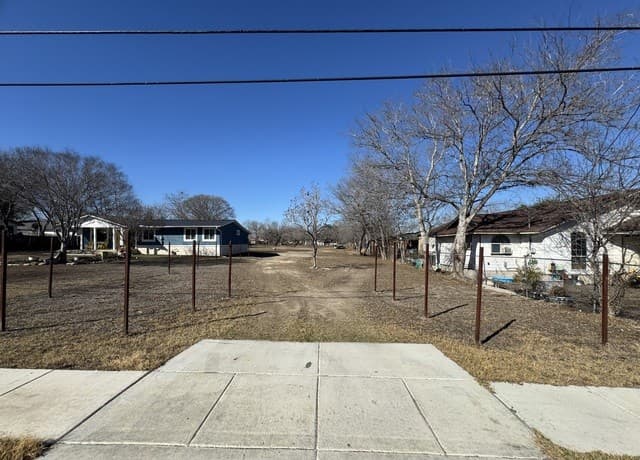 rental at 831 W Villaret in San Antonio, TX — photo 2