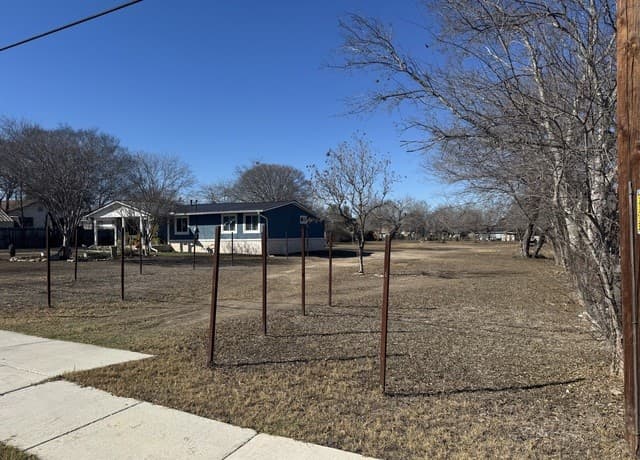 rental at 831 W Villaret in San Antonio, TX — photo 3