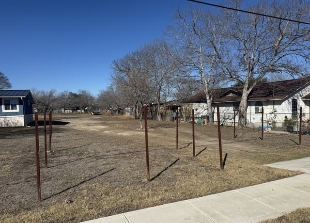 rental at 831 W Villaret in San Antonio, TX — photo 4