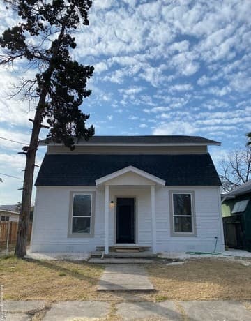 rental at 826 Schley Ave in San Antonio, TX — photo 1