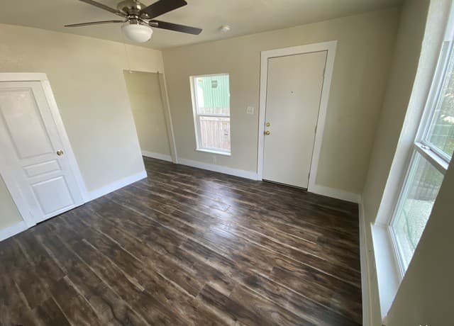 rental at 826 Schley Ave in San Antonio, TX — photo 3
