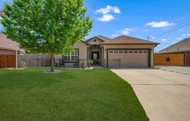 5-bedroom rental at 15820 Chippewa in Selma, TX — photo 1