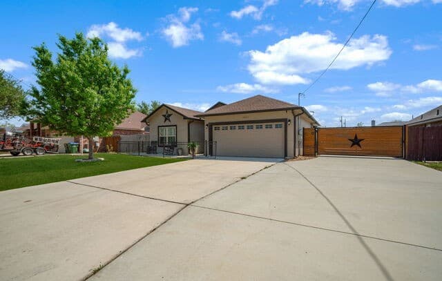 5-bedroom rental at 15820 Chippewa in Selma, TX — photo 2