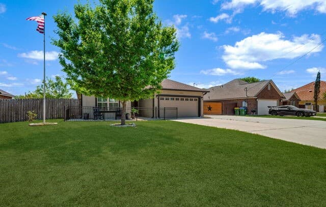 5-bedroom rental at 15820 Chippewa in Selma, TX — photo 3