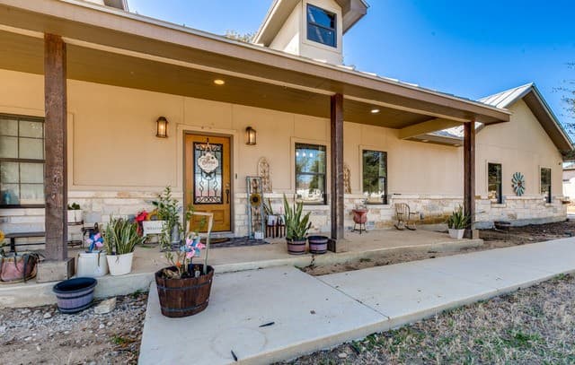 3-bedroom rental at 182 E Short Meadow in Lytle, TX — photo 1
