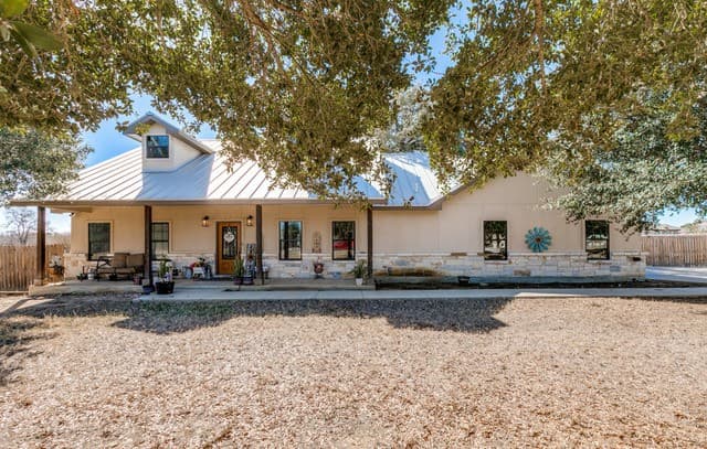 3-bedroom rental at 182 E Short Meadow in Lytle, TX — photo 2