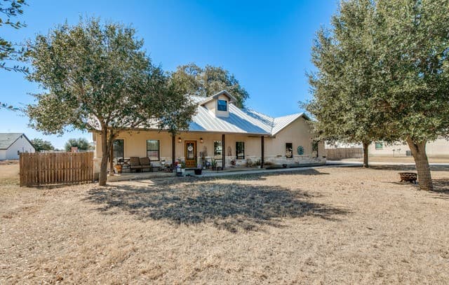 3-bedroom rental at 182 E Short Meadow in Lytle, TX — photo 3