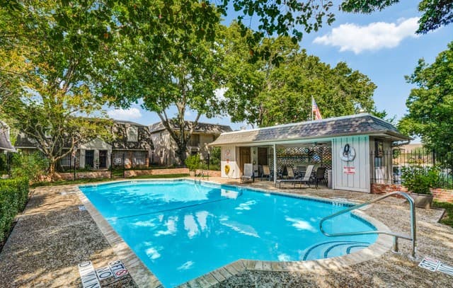 2-bedroom rental at 122 E Terra Alta Unit 22 in San Antonio, TX — photo 2