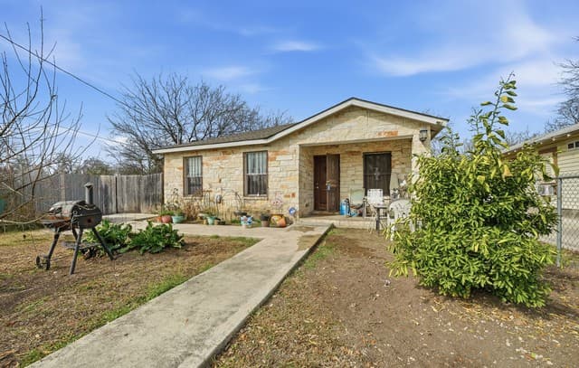 3-bedroom rental at 1511 19th in San Antonio, TX — photo 2