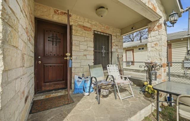 3-bedroom rental at 1511 19th in San Antonio, TX — photo 4