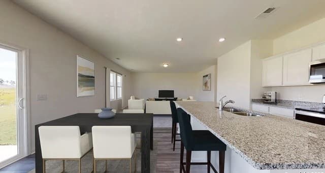 5-bedroom rental at 145 Peterson Place in Adkins, TX — photo 4