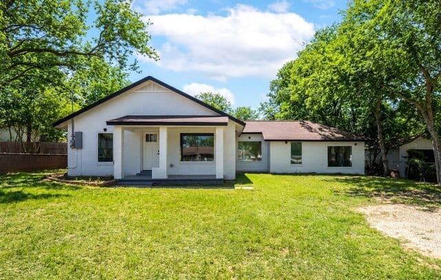3-bedroom rental at 1312 C St in Floresville, TX — photo 1
